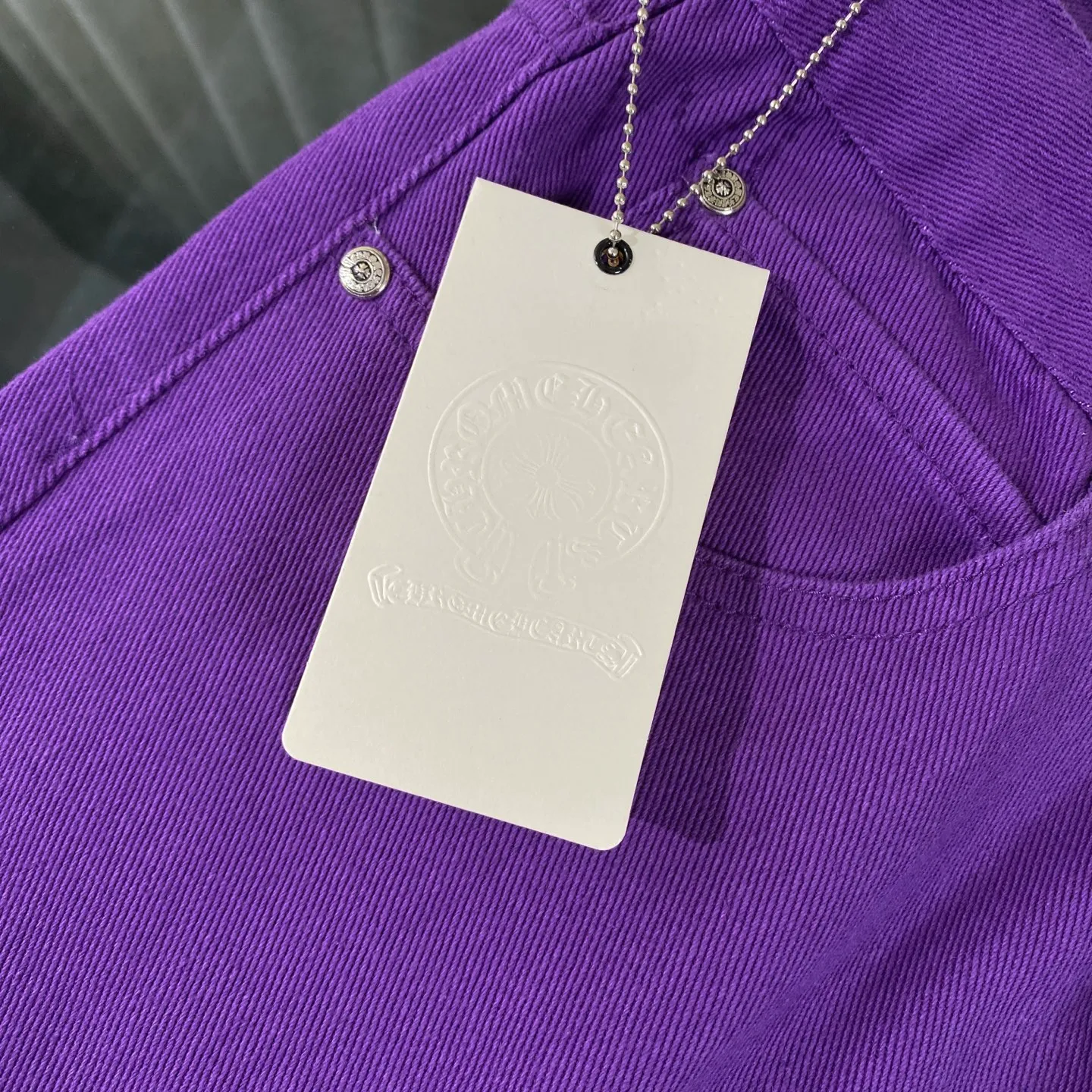 P240 CH Chromehearts 2025 new limited edition black and pink cross leather couple style washed loose purple jeans 💜 Top quality ceiling quality styles with different washed textures, very friendly to people with thin legs and thick legs. The straight and loose version is very flattering to the leg shape. Timeless and moderate length, easy to match with casual, basic styling for various styles, a must-have in the wardrobe! The fabric is stiff but also makes the upper body soft without losing texture. The washing process is even more perfect. It is a must-have item for everyone! ! ! Washed wheat, hang tag, pants label, three labels complete Color: Purple Size: 28, 30, 32, 34